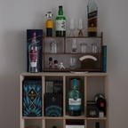 집에 공간 여유가 없다면 복도를 활용한 홈바 만들기🥃
함께 #퇴근루틴 으로 술 한잔을 즐기기 좋아하는 부부라
꼭 홈바공간을 만들고 싶었는데요.

주방도 거실도 여유공간이 없어서 복도 끝 방문 앞 공간에 모듈수납장으로 홈바 만들어봤어요 ✨

#콘수프기록집 #인테리어노하우 #죽은공간활용 #복도인테리어 #복도꾸미기 #모듈 #모듈가구 #모듈선반 #위스키장 #홈바 #홈바인테리어 #홈바장 #홈바꾸미기 #홈바꾸미기 #컵선반 #2단선반 