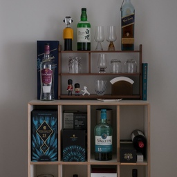 집에 공간 여유가 없다면 복도를 활용한 홈바 만들기🥃
함께 #퇴근루틴 으로 술 한잔을 즐기기 좋아하는 부부라
꼭 홈바공간을 만들고 싶었는데요.
주방도 거실도 여유공간이 없어서 복도 끝 방문 앞 공간에 모듈수납장으로 홈바 만들어봤어요 ✨
#콘수프기록집 #인테리어노하우 #죽은공간활용 #복도인테리어 #복도꾸미기 #모듈 #모듈가구 #모듈선반 #위스키장 #홈바 #홈바인테리어 #홈바장 #홈바꾸미기 #홈바꾸미기 #컵선반 #2단선반 