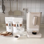 #콘수프기록집 #현명한소비 #제품제공

매일 마시게 되는 홈카페 원두 추천☕

평소 아메리카노와 카페라떼를 즐겨 마시는 저에게
요즘 홈카페 시간을 더 기다리게 만드는 원두가 생겼어요!

바로 일산커피공장의 에스프레소(여왕)과 디카페인 블랜드 숫자2인데요.

✔️에스프레소(여왕)
깔끔하면서도 고소한 맛이 매력적인 에스프레소 여왕!
한 모금 마시면 진한 커피의 풍미와 고소함이 느껴지는데,
라떼로 만들어 마시면 달달한 아포가토를 먹는 듯한 느낌이 들더라구요🍨
묵직한 바디감과 초콜릿처럼 진한 커피를 좋아하시는 분들께 추천하고 싶어요.

✔️디카페인 블랜드 숫자2
저는 저녁에도 커피가 마시고 싶을 때가 많은데요.
평소 디카페인 원두는 입맛에 딱 맞는 걸 찾지 못해서
선뜻 손이 가지 않더라고요🥹
그런데 숫자2는 신맛이 강하지 않고 고소함에 은은한 단맛까지 올라와서
아메리카노로 즐기기 정말 좋았어요!
커피 특유의 풍미는 포기하고 싶지 않지만
저녁에도 부담 없이 커피를 즐기고 싶은 분들이라면 눈여겨보셔도 좋을 것 같아요.

매일 아침엔 고소한 카페라떼로,
커피가 생각나는 저녁엔 디카페인 아메리카노로

집에서도 맛있는 커피 한 잔을 즐기고 싶다면
이 원두로 홈카페를 즐겨보세요!

Thanks to 💌@ilsancoffee

#일산커피공장 #홈카페 #원두추천 #디카페인원두 #디카페인커피 #아메리카노 #카페라떼