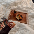 침대에서 까먹는 귤은 더 달콤한 법🍊 하지 말라는 건 더 하고 싶던 어린 시절들. 뜨뜻한 이불 속에서 만화책 킬킬거리며 보다가 귤 한입 와앙. 오늘의집 스페셜크리에이터 기프트로 감귤을 받았는데 그때가 떠올라 바로 동심으로〰️

배송받고 택배 박스째로 이틀이나 있어서 걱정 많이 했는데, 아니 글쎄•• 하나도 무른 것 없이 정갈하게 있는거 보고 진짜 놀랐어요••
오늘의집 신선식품 브랜드 ’늘신선‘ 시트리앙 제주 감귤.
달콤상콤한 게 정신 차리니 벌써 3개 순삭🫢

겨울 오면 진짜 귤 한 바구니 가득 담아 먹을 거예요••
다들 귤최몇이세요? 👀

#오늘의집 #오늘의집크리에이터 #스페셜크리에이터 #늘신선 #시트리앙