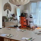 아이랑 같이 들떠서 준비한 할로윈 홈파티예요 🎃👻
거실 한쪽에 큼직한 호박이랑 유령 친구들 세워두니 집안 분위기가 금세 할로윈 분위기 완성🎃
식탁에 예쁜 그릇이랑 와인잔까지 꺼내두니 진짜 파티 시작인 느낌이예요🥂
아이도 신나고 어른들도 덩달아 설레는 우리 집 할로윈 데이랍니다 🧡

#예쁜템최고야 #콘수프기록집 #할로윈홈파티 #홈파티 #할로윈파티 #할로윈소품 #홈스타일링 #집꾸미기 #오늘의집 #테이블세팅 #다이닝룸 #아이와함께 #온더테이블 #감성홈스토랑 #집스타그램