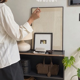 10만원대 수납장으로 꾸며본 우리 집 거실 🛋️𓂃
거실에 좋아하는 소품들을 전시할 공간이 필요해서 선택한 2단 우드 수납장이에요.
높지 않은 디자인이라 거실에 두기에도 부담스럽지 않고, 책이나 액자, 조명 같은 소품을
올려두기에도 좋았어요.
특히 우드 특유의 따뜻한 분위기가 마음에 들었는데요~
좋아하는 빈티지 소품들을 하나씩 올리고 여백을 남겨 꾸며보니, 평범했던 공간이 조금 
더 제 취향에 가까워진 느낌이에요. ◡̈
큰 가구를 바꾸지 않아도 작은 수납장 하나로 공간에 변화를 줄 수 있다는 게 참 좋은 것 
같아요. 🤍
🏷 제품 정보 (오늘의 집에서 판매했었는데 지금은 판매하지 않아 유사 제품으로 태그했어요!)
*듀오백 라이트오피스 2단 우드 수납장
*가격 : 139,000원 (공식몰 확인 기준)
*무료배송 및 전문 기사 설치 안내
액자, 오브제들을 더해서 완성한 우리 집 빈 공간 선반 꾸미기!
#집꾸미기 #거실인테리어 #거실꾸미기 #거실장꾸미기 #거실장인테리어 #선반꾸미기 #홈스타일링 #인테리어소품 #빈티지인테리어 #소품스타일링 #액자인테리어 #조명인테리어 #오래된아파트인테리어 #아파트인테리어 #집스타그램 #HomeDecor #ShelfStyling #LivingRoomDecor #CozyHome #VintageInterior #ftc29기