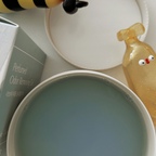 라브아 고체 탈취제가 생겨서 주방 한켠을 살짝 새롭게 꾸며봤어요 🤍

감각적인 패키지와 예쁜 아쿠아 컬러가 주방 인테리어와 자연스럽게 어우러져 어디에나 툭 놓아두기만 해도 공간이 한층 산뜻해지는 느낌이에요⋆｡˚

평소 요리하고 나면 주방에 음식 냄새가 남을 때가 많은데, 라브아 고체 탈취제를 두고 사용하니 냄새 관리에도 도움이 되더라고요. 화이트티 앤 자스민 향도 은은하고 편안해서 마음에 쏙 들었어요💛💛
그리고 고체 타입이라 아기가 있는 집에서도 안심하고 사용하기 좋을 것 같아요!!!

특히 이번에 생선구웠을때 냄새가 심각하게 많이 났었는데 요 고체탈취제가 냄새를 싹 잡아줘서 아주 만족스럽게 쓰고 있는 아이템이예요! 대용량인 점도 마음에 들었어요ㅎㅎㅎ

실용성은 물론 인테리어 효과까지 챙길 수 있어 주방 한켠에 두고 사용하기 좋아요!!👏

#콘수프기록집 #오늘의우리집 #콘수프기록 #주방인테리어 #주방추천템 #맘마존 