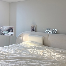 #오늘의우리집
요즘 침실에서 보내는 시간이 더 좋아진 이유 🛌
포근함은 물론이고 쾌적함까지 신경 쓴 ••
크링클 가공 면 100%라 입체적인 텍스처가 매력적이고,
부드러운 촉감에 몸에 달라붙지 않는 사용감까지 마음에 들었어요 .ᐟ 
Grafenstot™의 포근함, 복원력, 보온성을 고려한 설계와
Alleren™ 알러젠 케어 솔루션까지 더해졌어요.
무엇보다 세탁기와 건조기 사용이 가능해서
매일 사용하는 침구도 편하게 관리할 수 있다는 점이 좋았어요 🧺
예쁜 침실 분위기와 편리한 관리까지 챙기고 싶다면
노르딕슬립 그래핀스토프 프리미어 이불 추천해요 ✨
