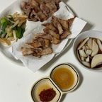요즘 식비가 너무 많이 나와서
집에서 최대한 많이 만들어먹을려고 노력중이에요:)
고기, 파스타, 볶음밥 등등 
그렇게해서 조금이라도 식비를 아껴봐야겠어요!! 

제가 최근에 구매한 그릇이  오유먼트 제품인데
일본 수제 그릇이라서 그런가..? 금액대가 비싸더라고요 
근데 너무 제스타일이라서 바로 구매했어요 ㅎㅎ
2구, 3구 나눔접시가 요즘 눈에 띄는거같아요!!!

그리고 연근 수저받침도 너무 귀엽지 않나요?
테이블보랑 같이 세팅하니깐 너무 이뻐요💜

#나눔접시 #접시추천 #혼밥메뉴 #혼자서도잘먹어요 #좋아요반사 #소통좋아요 #맞팔환영 #선팔맞팔 