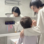 아이들 양치시켜 주는 시간 🪥🤍

아직은 엄마 손이 필요한 태리
양치시켜 주고 나면 칫솔 정리까지 마무리!

이번에 욕실에 새로 자리 잡은 닥터피엘 큐빙홈✨

매일 쓰는 칫솔이라 위생 관리도 신경 쓰였는데
살균이랑 건조까지 한 번에 할 수 있어서 좋더라고요 :)

욕실에 두어도 깔끔하게 어울려서 마음에 드는 중🤍

#닥터피엘 #큐빙홈 #칫솔살균기 #가정용칫솔살균기
#오늘의집 #오늘의우리집 #오늘의집리빙 #오늘의집인테리어 #욕실인테리어 #욕실용품 #욕실정리 #욕실꾸미기 #홈스타그램 #화이트인테리어 #우드화이트 #육아일상 #육아맘일상 #아이와함께하는일상 #육아하는집 #우리집일상 #살림기록 #리빙템 #생활용품추천 #살림템추천