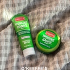 협찬 | okeeffes_kor
낙엽도 바사삭.. 마르는 환절기,
극극 건성 피부를 가진 남친몬은 
가을 겨울만 되면 건조함에 힘들어 하는데요😭

일반적인 핸드크림 진짜 많이 써봤는데 겉만 미끌거리고
진짜 속을 채우는 핸드크림은 찾기 어렵더라구요 (버석손살려)

그러던 중 알게 되 오킵스 워킹핸즈 핸드크림💧
✅고농축 글리세린 함유로 최대 48시간 보습 유지
✅향료가 들어가지 않은 '무향' 핸드크림

건조함에 고통받던 남친몬에게 슬쩍 선물해 줬더니
피부가 당기거나 하얗게 일어나는 게 확실히 적어지고
촉촉함이 길게 유지된다고 매-우 만족하더라구요 

보다 산뜻한 제형의 튜브 타입은 휴대템으로 & 
꾸덕한 샤베트 밤 형태의 자 타입은 취침 전 바르는
나이트 케어템으로 사용하는 걸 추천드려요💓
@제품은 올리브영에서 바로 만나볼 수 있어요!

#오킵스 #오킵스핸드크림
#올리브영핸드크림 #올영핸드크림
#콘수프기록집 #오늘의우리집
