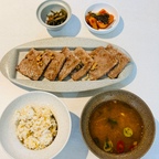 #콘수프기록집 #현명한소비 

동원몰 밥반찬으로 좋고 냉동실 쟁여템 넘 좋은 너비아니 🥢


🧄제주마늘 너비아니 풍미가 너무 좋아요😍
제주산 마늘이 들어가 은은한 마늘의 풍미가 가득한데 3분조리컷이라 바쁜 아침 저녁 아이 밥반찬에 너무 좋아요. 
저는 전자렌지도 가능하지만 후라이팬으로 바삭하게 구웠어요. 
마늘향과 함께 너비아니의 양념이 짜지않고 적절하게 배•매실 양념이 어우러져 어른도 잘먹구요.밥반찬으로 딱이네요.

무엇보다 너비아니가 많이 두껍지 않아 냉동실에 넣었다가 언제든 후라이팬으로 🍳빠른 조리가 가능해요. 

간편한데  아이밥반찬 어른 안주로도 손색없는 😍동원 제주마늘 너비아니로 도시락,반찬에 넣어보세요:) 





@dongwonmall



#동원몰 #제주마늘 #너비아니구이 #밥반찬 #너비아니 #집밥 #홈쿡 #냉동템 #아이반찬 #밀키트추천