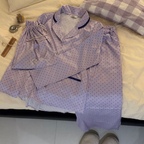 벽조명 달린 우리집 침실이랑 어울리는 하트 콕콕 박힌 세이드의 하트 스위트룸 파자마! 차분하고 따뜻한 연보라빛 바이올렛 컬러가 진짜 실물 깡패에요…💜

찰랑거리면서 부드럽게 감기는 소재라 답답함 없이 착 감기는 게 제일 마음에 들더라구요! 긴팔이라 요즘처럼 쌀쌀해진 날씨에 홈웨어로 딱이고, 예쁜 세이드 파우치까지 세트로 증정이라 여행갈 때 챙겨가기도 최고🛌

#유럽감성우리집 #세이드 #파자마추천 #파자마브랜드
