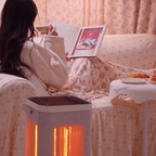 안녕하세요 멜입니다🧚🏻‍♀️

집에 혼자 있을 때 보일러 틀기는 아깝고
그렇다고 추운 건 싫고,,👀💦

그럴 때 딱 필요한 건 에디르 오방난로❣️

전원 켜면 1초 만에 따뜻해지고
위쪽까지 총 5방향으로 열이 나와요🐰

추운 쪽만 한 면씩 켜서 쓸 수도 있고
풋버튼으로 발로 톡 눌러서 켜거나 
리모컨으로 조작할 수도 있어서 편하더라구요🥹

한 면 기준 1시간 약 85원이라 부담 없이 켜고 있어요!

상단으로 마시멜로우도 구워 먹고
붕어빵까지 올려두니 겨울 간식 타임 완성🍡

예쁘게 꾸민 집에도 잘 어울리는 난로라
올겨울은 더 따뜻하게 보낼 수 있을 것 같아요⛄️

#콘수프기록집 #인테리어노하우 #에디르 #오방난로 #오방난로추천 #난로 #겨울난방템 #프렌치인테리어 #유럽감성 #맞팔 #맞팔환영 #소통 #거실인테리어 #난로추천 #오늘의가든 #난로인테리어 