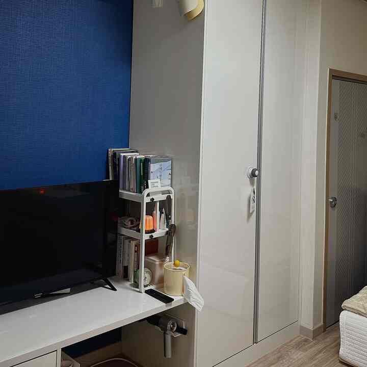 私たちの家のバンティースペースをご紹介します！
小さなスマートテレビの隣にまとめた本… 📚
実は机の上にもっとあります。  #책장 #책선반 #서재 #책상꾸미기 