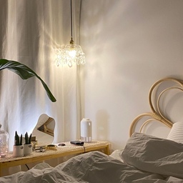 소화불량 달고 사는 직장인의 생존템🛏️
역류성 식도염에 소화불량까지 달고 사는
39살 직장인의 최애 가구는 바로 모션베드 🤍
퇴근하고 침대에 눕는 게 세상 행복한데,
밥 먹고 바로 눕기는 또 부담스럽고…
그렇다고 매번 베개를 여러 개 쌓기도 불편하잖아요.
그래서 애정하는 게 모션베드!
✨ 상체 각도를 내 컨디션에 맞게 조절할 수 있고
✨ 책 보거나 핸드폰 할 때도 편한 자세를 찾기 좋고
✨ 잠들기 전 침대에서 쉬는 시간의 만족도가 올라감
특히 역류 증상이 있는 사람은 상체를 살짝 높인 자세가 야간 증상 완화에 도움이 될 수 있다고 해요.
물론 모션베드가 치료법은 아니지만, 편안한 수면 환경을 만드는 데는 꽤 만족 중 🫶
집 꾸미면서 가구 하나만 제대로 고르라고 하면?
저는 모션베드에 한 표요.
예쁜 가구도 좋지만…
이제는 내 몸이 편한 가구가 최고인 나이 🥲
침대에 진심인 사람들, 모션베드 써보셨나요?
삶의 질 달라지는 가구 있으면 추천해 주세요!
#모션베드 #최애가구 #침실인테리어 #침실꾸미기 #홈인테리어 #삶의질템 #직장인일상 #39살직장인 #triduplace