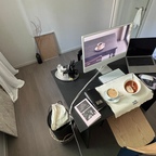 오늘의 모습 ☕️ 좋아하는 것들로 채운 공간에서 시작

작업실에 새로 바꾼 블랙 컬러 책상과 의자🪑책상 다리가 흔들려서 불안했는데 튼튼다리로 바꾸니 더 자주 앉게 된다. 역시나 작업실은 블랙 컬러가 다수🖤

바꾼 기념으로 좋아하는 메뉴로 아침먹기(마녀스프와 소이라떼: 우유보다는 두유파) 다이어리에 기록도, 책도 꾸준히 읽고 있는 요즘 📖 

#콘수프기록집 #현명한소비 #컬러헌팅 #작업실 #서재