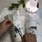 #협찬
매일 반복되는 일상에
소소하게 채워주는 행복들이
있기에 하루하루를 살아가는 것이
아닌가 하는 생각이 드는 요즘

일상을 마치고 저의 소소한 행복은 빨래예요
막 세탁한 빨래의 향은 정말
이루 말할 수 없는 따뜻함 같아요✨

오늘은 르주르의 세제를
사용해 세탁해 보았어요
열자마자 풍기는 젠틀브리즈와 라벤더의
향기가 벌써부터 미소 짓게 합니다🤍

르주르 일반 액체세제와 섬유유연제는
발효와 숙성 기술을 통해 르주르만의
특별한 공법이 더해져 일상생활 얼룩에
세척력과 소취, 섬유 유연성 등 탁월하다고 해요🫧

세척력과 향, 또 예쁜 패키지로 비주얼까지
팔방미인 세제입니다

당신의 일상에 문득 찾아온 따뜻한 세제, #르주르
여러분도 함께해 보세요🫶🏻✨

🏷️ @lejour_official 

#르주르싱글족세트 #세제 #섬유유연제 #세제추천 #콘스프필름 #신혼집 #신혼부부 #예쁜템최고야 #예쁜살림템 