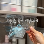 #콘수프기록집 #살림살이

오늘은 욕실 리필데이🛀🏻

집에 있는 김에 비어가는 욕실용품들도 하나씩 채워줬어요🫧
샴푸부터 바디워시, 치약, 칫솔까지
마스크팩 새로 사봤는데 성분도 좋고 괜춘한듯 
이렇게 가득 채워두면 든든해집니다 ㅋㅋ

다들 비 오는 주말 뭐 하고 계세요?❤️

#욕실인테리어 #욕실용품 #욕실꾸미기 #욕실정리 #욕실정리템 #욕실정리함 #욕실정리팁 #욕실수납 #욕실장정리 #욕실정착템 #욕실꿀템 #수건걸이 #칫솔걸이 #디스펜서 #디스펜서추천 #살림꿀템 #살림템추천 