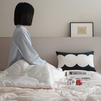 #콘수프기록집 #오늘의우리집

어두컴컴한 날씨 덕분에 
침대 속 온기가 더 포근하게 느껴지는 오늘.
푹신한 이불을 끝까지 끌어올리고 
베개에 푹 묻혀 기대어 봅니다.

따뜻한 차 한 잔 옆에 두고 
소박한 여유를 누리는 것만으로도 
마음이 한결 가벼워지는 느낌이에요.
창밖 비는 내리지만, 
침실은 어느 때보다 따뜻하고 
차분한 온기로 가득해요🤎

#침실 #침실인테리어 #침실꾸미기 #침실스타일링 #침구 #침구추천 #침구인테리어 #누잠 #침구세트 #침실인테리어 #일상기록 #맞팔 #맞팔환영 #맞팔해요 #맞팔선팔 