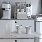 [일상에 작은 귀여움을 더해주는 이도 93CUPS Y컵 🤍]

평소 컵 하나를 고를 때도 디자인과 실용성을 함께 보는 편인데, 이번에 만나본 이도 93CUPS Y컵은 처음 봤을 때부터 아기자기한 그림이 눈에 들어왔어요.

서로 다른 매력을 가진 두 가지 디자인이라 나란히 두기만 해도 귀엽고, 컵 자체가 하나의 작은 오브제처럼 느껴지더라고요. 한쪽은 앙증맞은 발바닥 패턴이 포인트이고, 다른 한쪽은 사랑스러운 복숭아 그림이 더해져 있어요. 과하게 화려하지 않은 화이트 바탕이라 깔끔한 주방이나 홈카페 공간에도 자연스럽게 어울려요.

손으로 컵을 잡았을 때는 도자기 특유의 매끈한 촉감이 좋았고, 입에 닿는 부분도 부드러워 일상에서 편하게 사용하기 좋겠다는 생각이 들었어요. 350ml 용량이라 물이나 커피, 차처럼 평소 즐겨 마시는 음료를 담아두기에도 적당한 데일리 컵이에요.

저는 두 컵을 함께 놓고 사용하는 모습이 특히 마음에 들었어요. 디자인이 서로 다르면서도 전체적인 분위기는 잘 어우러져서, 혼자 사용하는 시간에도 기분 전환이 되고 가족과 함께 음료를 마실 때도 소소한 즐거움이 생길 것 같아요.

무엇보다 전자레인지와 식기세척기 사용이 가능하다는 점도 실용적이에요. 예쁜 컵은 관리가 까다로울까 봐 망설일 때가 있는데, 일상에서 활용하기 편리한 점이 마음에 들었어요. 선물 패키지도 함께 구성되어 있어 집들이 선물이나 가벼운 선물을 찾는 분들에게도 잘 어울릴 것 같아요.

평범한 하루에 사용하는 컵 하나만 바꿔도 홈카페 분위기가 달라지잖아요. 귀여운 디자인과 실용성을 함께 갖춘 컵을 찾고 있다면 눈여겨봐도 좋을 것 같아요. 음료를 마시는 순간까지 기분 좋게 만들어주는 아이템이라 앞으로 일상에서 자주 손이 갈 것 같아요.

#오감리뷰 프로그램을 통해 제품을 제공받아 직접 사용하고 스타일링한 후기입니다.

-오드리네

#예쁜컵 #홈카페존 #홈카페인테리어소품 #홈카페인테리어 #홈카페용품 #컵추천 #컵보드 #데스크테리어 #데스크테리어템 #이도도자기 #집들이선물추천 #신혼살림 #혼수그릇 #맞팔 