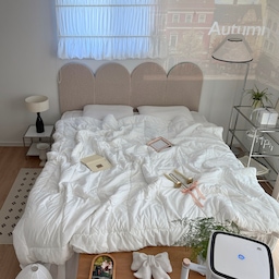 화이트 침구로 분위기 바꿔본 침실🤍
늘 고민하던 스탠드를 샀어요✨
블랙 컬러의 소품이 거의 없는데
요 디자인이 너무 눈에 들어오더라고요🤍🖤
저희 지역은 태풍 영향으로
당분간 흐리고 비 소식이 계속 있어요☔️
빨래를 미리미리 돌리느라
세탁기도 건조기도 베란다도 바빴네요😂
갑자기 추워진 날씨
감기 조심하세요🪄
.
🏷️침구 - 슬라운드 알러지케어
🏷️침대헤드 - 아보드 파티션
🏷️러그 - 리튼
🏷️빔 프로젝터 - 제우스 빔 L1000
🏷️우드 벤치 - 우디크
🏷️트롤리 - 오그레
.
🏠좋은 집이 꿈이었어요
🪄평범한 집에 작은 마법을
#쏭벤져스 #집꾸미기 #침실꾸미기 #침실인테리어 #아파트인테리어 #침실인테리어 #침실꾸미기 #슬라운드 #겨울침구 #침구인테리어 #콘수프기록집 #오늘의우리집 #빔테리어 #빔프로젝터 #빔거치대 #트롤리 #커튼인테리어 #디아망퓨어화이트 #구름로만쉐이드 #우드벤치 #침실조명 #조명인테리어 #스탠드조명 #소품인테리어 #맞팔해요 #맞팔환영