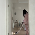 요즘 청소가 조금 편해진 이유🤍

밝은 마루는 예쁘긴 하지만
얼룩이나 머리카락이 유독 잘 보이더라구요..

요즘 사용 중인 아이닉 아이타워 i50🤍

그린라이트 덕분에 안 보이던 먼지까지 보여서
괜히 한 번 더 청소하게 되는 요즘👀

먼지 양에 따라 흡입력도 알아서 조절되고,
청소 끝나면 스테이션에서 먼지통까지 
자동으로 비워주니 편해요🤍

침구, 틈새 청소부터 스팀 물걸레까지!
이것저것 따로 꺼낼 필요 없는 것도 마음에 들고요.ᐟ

20만원대에 이 정도 구성이라니••🫢


인스타그램 @zni_home


#현명한소비 #콘수프필름 #콘수프기록집 #맞팔 #아이닉 #아이닉i50 #무선청소기 #청소기추천 #가성비청소기 #가전제품 #청소템 