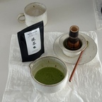 #예쁜그릇자랑 #식탁위예술

평소에 말차 격불해서 마시는 시간을 정말 좋아하는데요! 🍵그때마다 꼭 곁에 두는 게 바로 가마가텅빈날의 숙우예요! !

사실 숙우 말고도 은하수 라인 기물들을 워낙 좋아해서 차곡차곡 모으다 보니, 어느새 저희 집 홈카페는 은하수 라인이 잔뜩 차지하고 있답니다. 이번에 올려본 사진 속 컵이랑 디저트 그릇도 전부 은하수 라인 제품들이에요! 

결정유 특유의 오묘함 때문에 어떤 건 은은하게 매트하고, 어떤 건 반짝반짝 빛나는데요. 세상에 똑같은 결이나 빛깔이 하나도 없다는 게 도자기 기물만의 진짜 매력인 것 같아요.
손에 착 감기는 느낌도, 쓸 때마다 다른 결을 보는 재미도 있어서 늘 질리지 않고 잘 쓰고 있어요. 나만의 결을 가진 예쁜 도자기 그릇들과 함께하는 홈카페 시간, 언제나 소소한 힐링입니다 🤍

#가마가텅빈날⁠  #도자기그릇⁠ #홈카페
#테이블웨어 #말차 #주방인테리어 #도자기 #홈카페테이블 #격불 #숙우 #홈카페그릇 #예쁜템최고야  #로망담긴주방 #디저트 #디저트그릇 