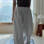 요가할때도 일상에서도 편하게 입을 수 있는 옷이 요즘 좋더라구요 🤍
#오늘의우리집 #콘수프기록집 #요가 #요가매트 #홈트 #거실인테리어 #요가복 #요가바지 #유주얼