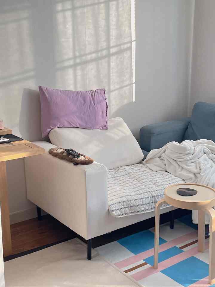 私たちの家のデニムはベッドで使用された一人のソファです。バルチでよく眠る友人のためにベッドの下に置くと、家族みんなに蜂蜜を眠りました。

今はリビングルームに三人用ソファを窓辺に貼り付け、機役者として一緒に置いて使用中です。 

リッパー製品ですが、価格に比べて考えより長く使用中です。
ソファ自体は中が空構造で移りやすい代わりにテンション感があり、あまりふわふわして上にふわふわしたクッションを敷くのも良いです。

特にクッションは本当に楽で単独で使用するのも良く、ファスナー型なのでカバーを洗濯できますよ。

クッション除外ソファのファブリックは別に洗濯ができず、かつて購入していた防水パッドをソファパッドのように使用していますが、長さも適していてとてもかわいいです。

コーヒーなどを流しても防水になり、頻繁に洗濯することができ、赤ちゃんたちが使用するパッドなので、綿の部分も柔らかくてトークです。





＃賢い消費＃ホイデコ＃モダンハウス＃自宅の家具＃自宅の装飾 