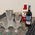 #예쁜그릇자랑

연말에 사람들 초대할 계획 있으신가요? 🎄🍷

저는 주종에 꽤나 신경을 쓰는 편인데, 와인 한 잔, 양주 한 잔에 맛있는 음식까지 차려놓으면 연말 분위기 물씬나는 홈파티잖아요??? 🥂

🍷 분위기를 더해주는 고블렛잔
와인이나 칵테일을 담아도 예쁘고,
음료 하나만 담아도 괜히 특별해지는 고블렛잔!
테이블 위에 올려두는 것만으로도
파티 분위기가 한층 살아나는 느낌이에요.

🥃 작고 가벼운 매력, 우스하라 잔
양주를 마실 때도, 가볍게 한 잔 즐길 때도
손이 가는 우스하라 잔.
군더더기 없이 맑고 섬세한 느낌이라
어떤 테이블에 놓아도 참 잘 어울려요.

입에 닿는 립라인이 얇아 마실 때 느낌이 너무
좋은거 있죠!!👍🏻

🖤 작지만 존재감 확실한 스타우브 미니 소스 그릇
파티 플레이트에 소스나 딥을 담아낼 때
이런 작은 그릇 하나가 은근히 중요하더라고요.
올리브나 작은 곁들임 메뉴를 담아도 좋고요.
스타우브 특유의 묵직한 분위기까지 더해져
테이블이 훨씬 풍성해 보여요.

거창하게 준비하지 않아도
좋아하는 잔에 술을 따르고,
예쁜 그릇에 음식을 담아내면
우리 집 식탁도 충분히 파티 분위기 완성! ✨

연말에는 맛있는 음식과 술도 좋지만
좋아하는 사람들과 둘러앉아
이런저런 이야기 나누는 시간이 제일 좋잖아요. 🥂

올해의 마지막도 즐겁게 즐겨볼 준비 중이예요!!
여러분은 올해 연말 홈파티할 때 어떤 준비중이신가요??🧐

#오늘의집 #오늘의우리집 #홈파티 #연말파티 #파티플레이트 #그릇스타그램 #예쁜그릇 #고블렛잔 #우스하라잔 #스타우브 #미니소스볼 #홈카페 #테이블세팅 #홈다이닝

