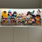부부의 은밀한 취향..🐧
어느날 우리 마음속에 자리잡은 핑구
하나둘 모으다보니 이젠 자리를 잡아줘야할 것 같아 큰맘먹고 진열장 구매했어요. 조명아래 줄지어 앉아있는 핑구들을 보니 보는 것만으로도 힐링이에요💛

#콘수프기록집 #현명한소비 #귀여운게최고야 #핑구 #인형정리 #인형 #인형인테리어 #인형진열장 #피규어정리 #피규어장식장 #인형장식장 #인형키링 #진열장 #조명 #조명장 #수납장 #진열장추천 #수납장추천 #취미생활 