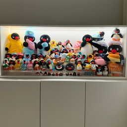 부부의 은밀한 취향..🐧
어느날 우리 마음속에 자리잡은 핑구
하나둘 모으다보니 이젠 자리를 잡아줘야할 것 같아 큰맘먹고 진열장 구매했어요. 조명아래 줄지어 앉아있는 핑구들을 보니 보는 것만으로도 힐링이에요💛
#콘수프기록집 #현명한소비 #귀여운게최고야 #핑구 #인형정리 #인형 #인형인테리어 #인형진열장 #피규어정리 #피규어장식장 #인형장식장 #인형키링 #진열장 #조명 #조명장 #수납장 #진열장추천 #수납장추천 #취미생활 
