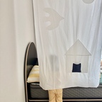 아이가 혼자자는데 가끔 비명을 지르고 우는날이있어서
침대머리방향을 바꿔줘봤어요!
비록 서랍이 반대쪽으로 바뀌어서 못열긴하지만
안입는 옷 넣어뒀으니 괜찮겠죠 ㅎㅎ

키우루 커튼으로 가리개커튼해주니 아늑한지
저기서 한시간을 넘게 놀더라구요!
왠일로 낮잠도 두시간이나 자주고!!
오늘 푹자길 바란다!!