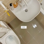 주기적으로 해줘야 하는 욕실 청소 끄응💧
메지 곰팡이는 어쩔 수 없이 락스를 사용하고
이외에는 주방세제와 식초, 치약을 섞어서 1회용 수세미로 닦아준후 수세미는 폐기 합니당😉
그래서 세면대>욕조>변기 순으로 청소를 해야 해욥
정말 깨끗하게 청소가 된답니당✨🫶🏻


#서하우스 #콘수프기록집 
#욕실청소 #욕실청소템 #욕실인테리어