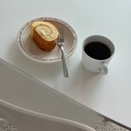 #콘수프기록집 #오늘의우리집 #집순이일상 #집밥기록 
아침은 롤케이크에 커피 한 잔으로 느긋하게 시작하고, 
점심 겸 저녁은 제철 굴로 푸짐하게 차려봤어요.

노릇하게 부친 굴전과 굴 향 가득한 솥밥, 
따끈한 꼬치어묵탕까지. 잘 먹고, 잘 쉬며 집에서 
이렇게 보내는 시간이 참 좋더라고요🤤🦪

오친님들은 어떤 주말을 보내셨나요? 💛