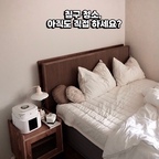 #광고

침구 청소, 아직도 직접 하세요?

바닥은 로봇청소기가 알아서 청소해 주는데 매일 
눕는 침대는 왜 아직도 직접 청소해야 할까요?

이불이나 베개 커버는 자주 세탁해도 매트리스까지 
꼼꼼하게 관리하기는 쉽지 않더라구요

겉으로 보기에는 깨끗해 보여도 침구 청소를 해보면 
평소에 미처 신경 쓰지 못했던 먼지까지 확인할 수 있어요

그래서 요즘 침구 관리할 때 함께 사용하고 있는 
지웰 로리스 침구 로봇청소기!

침대 위에 올려놓고 버튼만 누르면 알아서 
청소해 주니까 일일이 손으로 밀면서 청소하지 
않아도 되고, 원하는 부분은 수동으로 직접 
청소할 수 있어서 편리하더라구요

그리고 청소 후 먼지통을 확인해 보면 실제로 모인 
먼지를 눈으로 확인할 수 있어 침구 관리에도 더 신경 쓰게 돼요

무엇보다 마음에 들었던 건 스테이션 자동 먼지 
비움 기능이에요

일반적인 침구 청소기는 청소가 끝나면 먼지통을 
직접 비워야 하는 경우가 있는데, 로리스는 
스테이션에서 먼지를 자동으로 비워주니까 청소 후 
마무리까지 한결 간편해요

청소하는 것도 중요하지만 끝나고 먼지통을 비우고 
정리하는 과정까지 번거로우면 자꾸 미루게 되잖아요
이런 부분까지 편리하니 침구 청소를 조금 더 부담 없이 
할 수 있겠더라구요

스테이션이 필요 없는 분들을 위한 솔로 버전도 
있으니 사용 환경에 맞게 선택할 수 있다는 점도 참고해 보세요

매일 덮고 자는 이불과 매일 눕는 침대인 만큼 바닥뿐 
아니라 침구 관리도 놓치지 않으려고 해요

바닥 로봇청소기 다음은 침구 로봇청소기!
침구 청소를 좀 더 간편하게 하고 싶으셨다면 
지웰 로리스 침구 로봇청소기도 살펴보세요

#지웰 #로리스침구로봇청소기 #침구청소기 #침구관리