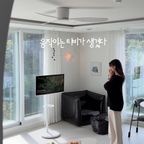 #광고 움직이는 TV가 생겼다..!
집 구조 이리저리 바꿀 때마다 늘 있었으면 했던
마음속 위시템이 있거든요! 그거슨 이동식TV ✨
드디어 생겼어요! 삶의 질 수직 상승 아이템이랄까..*

TV랑 이동식 스탠드가 함께 구성되어 있는데 셀프 설치도 쉬웠고,
콘센트 길이도 넉넉, 바퀴도 제법 유연해서 이동하는데 편했어요.
주방에서 켜놓고 요리하는 거 로망이었는데 드디어 이룬..!

디자인도 미니멀하고, 올 화이트 구성이라
모던한 저희 집이랑 너무 잘 어울리는 것 같아요 : )
무엇보다 정품 Google TV OS 적용으로 다양한 OTT 즐기기 가능!
매일매일 원하는 곳에 두고 즐기는 중이랍니다-!

✧ 와이드뷰 화이트 에디션 구글 스마트 81cm(32인치) FHD QLED TV

#오늘의집 #와이드뷰 #이동식TV #삼탠바이미 #거실인테리어 #주방인테리어 #TV추천 #화이트인테리어 #아이가있는집 #스탠바이미 #3인가구 #홈스타일링 #신혼가전 #tv스탠드 #오늘의우리집 #콘수프필름
