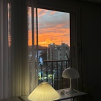 노을이 예쁜 이번 주말은 홈시네마 오픈🎬🌅

해 질 녘 창밖 노을이 유난히 예쁜 요즘, 거실에 소소하게 홈시네마를 열었어요 ( ◜⤙◝ ) 🌇✨

영화 <호프>를 틀어뒀는데, 스크린보다 창밖으로 붉게 물드는 노을에 자꾸만 시선이 뺏기는 거 있죠 ⋆｡° ☁︎ ˚｡⋆ 

이번 주말 에프에프컬렉티브(FF Collective) 창고세일에서 운 좋게 데려온 플리츠 갓!
기존에 쓰던 스탠드 조명에 갓 하나만 바꿔주어도 공간이 새로워지니까요💡🖤

좋아하는 영화, 예쁜 노을, 그리고 정갈하게 맞춰둔 조명 빛까지 ☁️ 𓂃 𓈒𓏸

#콘수프기록집 #현명한소비 #오늘의집 #홈시네마 #거실인테리어 #노을맛집 #에프에프컬렉티브 #ffcollective #창고세일 #플리츠갓 #스탠드조명 #조명인테리어 #홈스타일링 #무채색인테리어 #미니멀라이프 #집꾸미기 #영화호프 #주말일상

