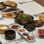 #콘수프기록집 #예쁜그릇자랑 
오덴세의 레고트를 빼먹을 수 없죠!
4년이 지났어도 여전히 가장 많이 사용하고, 한식기로 아주 적합하다고 생각하는 하나예요.

컬러감들이 전부 쨍한 톤이 아니어서 그런지 음식 색감을 잘 달려 주는 거 같고 조금 무거울 수 있지만 그 덕분에 무게감 있는 연출이 가능해요.
￼

#그릇 #그릇추천 #예쁜살림템 #신혼부부식기 #식기추천 #식기 #접시 #그릇세트 #그릇수집가 #오덴세 #레고트 #무채색인테리어 #키친웨어 #odense #집밥 #밥상 #모던인테리어 #예쁜그릇 