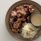 저는 치킨 배달 안 시켜 먹어요 ✌🏽

시오콘부가 있다면
이 순살치킨 꼭 만들어보세요.ᐟ

감칠맛이 쏙 밴 치킨에
허니마요소스를 찍어 먹으면
완전 맥주 생각나는 맛.ᐟ

┄┄┄
➊ 다진마늘 1T, 다진생강 0.5T, 미림 2T, 후추, 잘게 자른 시오콘부에 한 입 크기로 자른 닭다리살을 넣고 조물조물 섞은 뒤 10분 이상 재워주세요.
➋ ➊에 전분을 넣고 조물조물 섞어 골고루 묻혀요.
➌ 팬에 기름을 두르고 중불에서 앞뒤로 노릇하게 구워주세요.
➍ 마요네즈 3T, 레몬즙 1T, 꿀 1T를 섞어 허니마요소스를 만들어 곁들여요.

#마페하요리 #시오콘부 #홈메이드치킨 #레시피공유 #닭다리살요리 #스페셜크리에이터 #오늘의집 #오늘의집크리에이터 #콘수프기록집 #오늘의우리집 #인테리어 