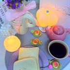 #나의일상 #콘수프기록집 
#드립커피 ☕️ #화이트리에식빵 🍞
#딸기치즈 🧀 #가을국화 🌸

🏡드디어 친구덕분에 화이트리에 🍞을 
영접한날 ☘️ 포장지를 오픈하자 마자 
달달한 버터향이 코끝을 자극하더니  
한입 먹는 순간
달달함과 버터향이 입안가득🤎 
왜 화이트리에 화이트리에 하는지 이제알았아요👍🏻