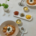 주말에 남편하고 같이 먹은 아침과 점심으로 오랜만에 포스팅해요🍞🥗🍚

차오차이 마파두부 덕에 간단하게 점심 한끼 뚝딱 차려봤어요!
오랜만에 집반찬 꺼내어 간단히 먹었네요.
혼자서 먹거나 포스팅안하는 날에는 대충 차려먹었는데, 오랜만에 그릇맞춰 예쁘게 꺼내 먹으니 역시 기분은 좋았어요🤍

카이막을 코스트코에서 구입해서, 구운 식빵에 꿀이랑 같이 발라 먹었더니 든든한 아침이 되더라구요.
카페에서 먹으면 비싼데 집에서 원없이 오랜만에 먹었네요🥖

정말 오랜만에 쓰는 포스팅인데, 사실 임신초기로 끙끙 힘든 시간을 보내고 있었어요🥹
한동안 입덧이슈로 몸이 말이 듣지 않았고 회사를 다시 다니다보니 포스팅이 힘들더라구요.
이제 곧 16주차를 맞이하는데 실감이 확 나진 않지만 설레는 마음으로 하루하루 보내고 있어요💞
컨디션이 돌아온만큼 한번씩이라도 포스팅하며 답방 은 다시 가볼게요!

태풍 때문에 날씨는 흐리지만 이번 한주 시작도 화이팅입니다🤍


#콘수프기록집 #오늘의우리집 #타원접시 #파스타접시 #덮밥접시 #덮밥그릇 #파스타볼 #파스타그릇  #수저받침 #소스볼 #소스그릇 #오홈스토랑 #실내화정리 #미니화분 #나눔접시 #오덴세그릇 #오덴세시손느 #레터링접시 #반찬접시 #반찬그릇 #맞팔 #맞팔환영 #맞팔해요