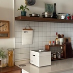 #광고 I kitchen updated ✨
기능만큼이나 디자인도 중요한 주방가전. 드디어 주방 어디에 두어도 자연스럽게 어울리는 밥솥을 만났어요.

쿠쿠 미식컬렉션 마스터셰프 사일런스 큐브◽️

깔끔한 심리스 스퀘어 디자인에 차분한 매트 바디, 고급스러운 메탈릭 상부까지. 가스레인지 옆, 창문 앞, 선반 아래 어디에 두어도 주방의 분위기와 조화롭게 어우러지는 디자인이 마음에 들었어요.

디자인뿐 아니라 사용감도 만족스러웠는데요. 사일런트 스팀 실드가 적용되어 압력 취사 시 발생하는 소음을 줄여주고, 취사 중에도 한결 조용한 사용감을 느낄 수 있어요.

4세대 저당 트레이를 활용하면 당질 분리 저당밥도 간편하게 취사할 수 있어요. 백미 기준 최대 36.2% 당질 분리가 가능하다고 하니, 평소 식단을 신경 쓰는 분들에게도 반가운 기능! 취사 중 뚜껑을 열어 재료를 추가할 수 있는 오픈쿠킹 기능까지 있어 다양한 솥밥 요리를 즐기기에도 좋답니다. 🍚🤍

쿠쿠하세요-!

#쿠쿠 #쿠쿠미식컬렉션 #마스터셰프사일런스큐브
#주방인테리어 #주방꾸미기 #월넛인테리어 