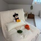 🛋️ 오늘의 집에서 구매한 소파베드! 대왕 만족 🩷

🛋️ 다락 위에 올려놓고 쓰고 있어요. 
원래 1인 소파, 빈백에 대한 로망이 있었어서 사기 직전까지 고민했어요. 

🛋️ 근데 다락은 천장이 점점 낮아지는 모양새라 좌식으로 사용하고 있었거든요. 
제일 안쪽 책장 앞은 천장이 높아 빈백이나 소파 놔도 되지만, 안쪽 높은 벽에 빔을 쏴서 보는데 그럼 소파는 영화볼때 이용하지 못할 거 같았어요. 

🛋️ 한참 찾다가 요 소파베드로 결정! 동생이 소파베드들 다 금방 꺼지고 은근 불편하다는 말을 듣고 온 터라 기대 없이 샀는데 완전 만족입니다! 🩷

🛋️ 최고 푹신하고 등받이도 탄탄하구요. 
베드로 쓰면 좀 얄팍하긴 해요. 하지만 저흰 토퍼가 있어서 굳이 베드로 안 쓸거같아요! 좌식 소파로만 쓰면 넘넘 만족 🩷

🛋️ 원룸이나 내 방 꾸미기, 다락 꾸미기 하시는 분들 추천합니다 🩷


#소파베드 #쇼파베드 #1인쇼파 #예쁜템최고야 #콘수프기록집 #다락방꾸미기 #다락꾸미기 #다락방빈백 #다락방소파