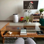 오랜만에 월요일 아침을 집에서 느긋하게 보냈어요🫧💭

지난주는 유독 몸도 마음도 늘어지는 한 주였는데, 주말에도 이틀 연속 결혼식에 다녀오느라 정신없이 지나갔거든요. 피로가 더 쌓일 것 같아 마침 소진해야 하는 연차를 오늘 사용했어요!

저는 무기력해지면 집에서부터 티가 나는 편인데, 가장 먼저 빨래가 쌓이더라고요? 그래서 오늘 아침은 일어나자마자 밀린 빨래부터 돌렸어요🧺

14평 작은 신혼집이라 빨래를 널 곳이 마땅치 않아 늘 거실 한편에 널어두곤 해요. 마침 주말 내내 내리던 비도 그치고 햇살이 들어와서 괜히 기분이 좋더라고요. 이런 현실적인 모습은 처음 담아보는 것 같아요🫢✨

빨래를 마치고는 저울 없이 대충 커피를 내리고, 좋아하는 창억떡도 꺼내 먹었어요. (선물 받은 광주요 접시에 담아서…!)

특별할 것 없는 아침이지만, 오랜만에 온전히 집에서 보내는 시간이 좋았어요.

이번 주도 천천히 시작해 봅니다.

#콘수프기록 #콘수프기록집 #오늘의우리집 #오늘장면한컷 #작은신혼집 #14평 #14평신혼집 #집꾸미기 #소파테이블 #모듈소파 #거실꾸미기 #거실인테리어 #홈카페 #홈스타일링 