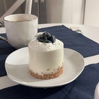 #오늘의우리집 #콘수프기록집
주말 내내 빈둥거리다가 밤늦게 홈카페☕️
마음에 드는 접시와 컵 꺼내고 
선물받은 멋진 티매트 깔고 차 한잔 해요.
투썸 블루베리케이크, 요즘 인기인 찹쌀떡 까지..
🥯🥐🥨 

#커피 #티타임 #홈카페 #티매트 #식탁매트 #식탁 #머그컵 #머그컵추천 #팜파베이 #mmk #세라믹식탁 #오설록티 #신혼부부 #접시추천 