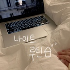 오늘의 일상로그


하루를 마치고 집으로 돌아와
좋아하는 것들로 천천히 채워가는 저녁 시간

샤워하고 새 잠옷으로 갈아입고,
따뜻한 물 한 잔과 좋아하는 노래까지 🎧

별거 없는 일상이지만
이런 순간들이 모여 하루의 행복이 되는 것 같아요 🤍




🛁 수건 | 클라우망 스탠다드 스트라이프 수건
🛏️ 침대 프레임 | 한샘 포엠 호텔 침대
🖤 매트리스 커버 | 헬로우슬립 블랙 매트리스 커버




#오늘의집 #오늘의일상로그 #일상로그 #나이트루틴 #퇴근후일상 #저녁루틴 #신혼일상 #홈케어 #오늘의집ftc29기 #퇴근일상 #집순이일상 #일상 #브이로그 #cozyhome #cozynight #저녁일상 