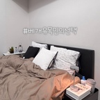 #베개유목민의선택 #콘수프기록집 #맞팔
20년전 교통사고 후유증으로 목디스크가 있어 
베개에 매우 까다로운 1인인데요
아직 유목민이긴한데~
그래도 요즘 쓰고있는 신상 우유베개 좋아요
살짝 낮긴한데 똑바로 누우면 
목이 쫙~ 펴지는게 편하긴해요

의사쌤이 목만 받쳐주는 낮은거 베라고했고
우유베개 전용 방수커버를 하고
겉에 또 커버링해서 쓰니 
깔끔하고 위생적인거같아 좋아요
.
#베개추천 #오늘의가든 #베개 #베개커버 #베개유목민 
#침실인테리어 #침실스타일링 #침대꾸미기