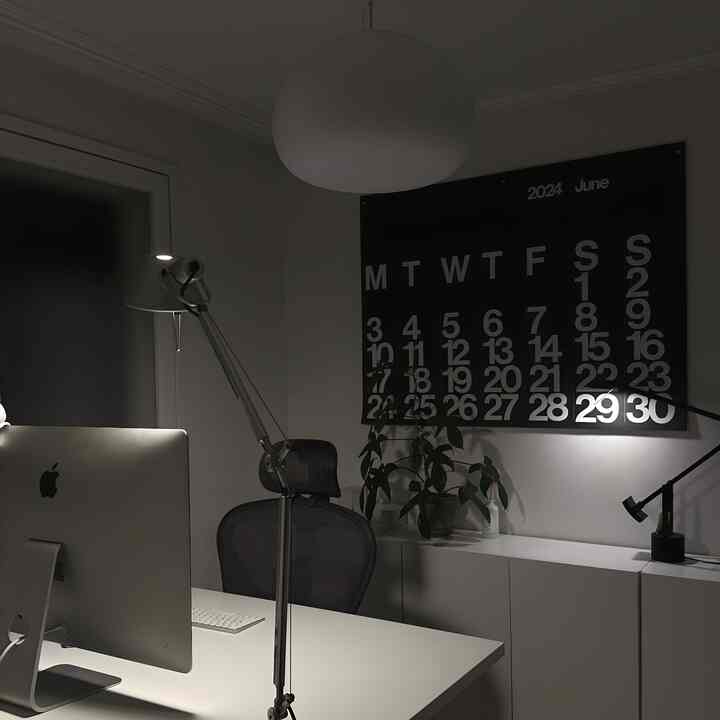 白黒の色調のホームオフィス、机とオフィスチェアが配置されたモダンでシンプルな空間