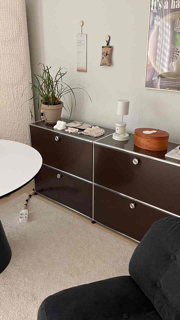 白と茶色を基調とした書斎、チェストが配置されたモダンで整ったインテリア