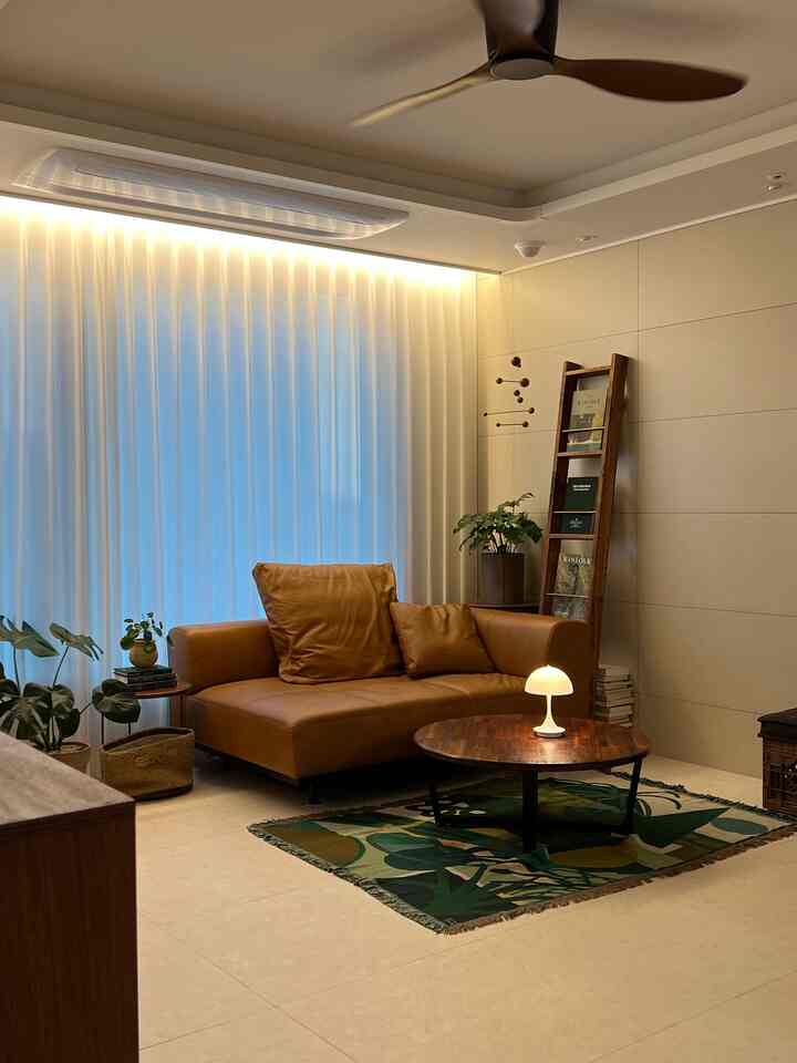 ナチュラルな木目調とブラウンのレザーソファが配置されたリビング、温かみのある雰囲気のインテリア