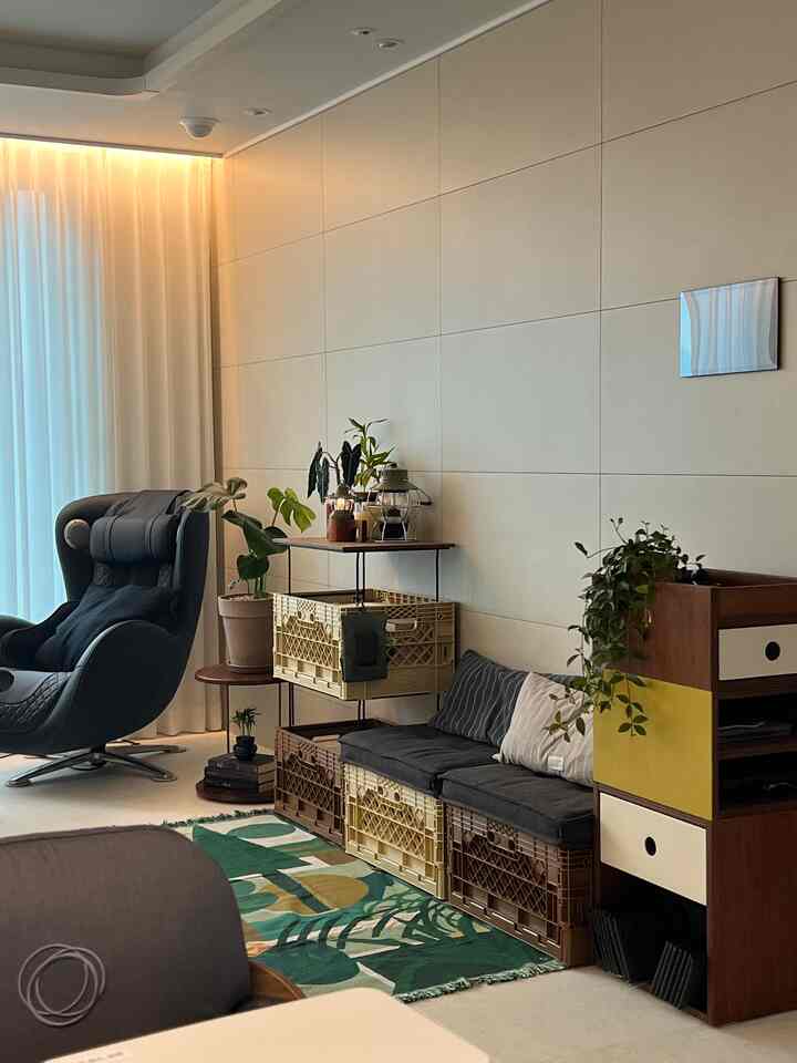 ベージュとブラウンの色調が特徴的なリビング、フリップボックスとアームチェアが配置されたナチュラルモダンな雰囲気のインテリア