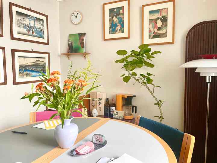 茶色調のダイニングルーム、浮世絵と植物が配置された雰囲気のある和風ナチュラルなインテリア